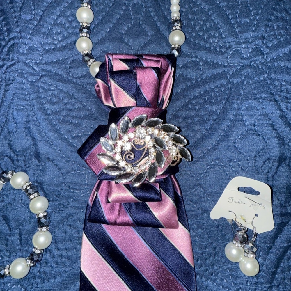 Striped Tie with Gold Beaded Jewelry Set